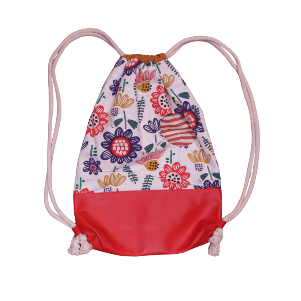 anna * pollack, Beutelbag, Oberteil Blumenmuster, Unterteil rotes Kunstleder, rot-weiß gestreifte Tasche, Innenfutter rot weiß kariert, Träger cremefarben, Ansicht geschlossen