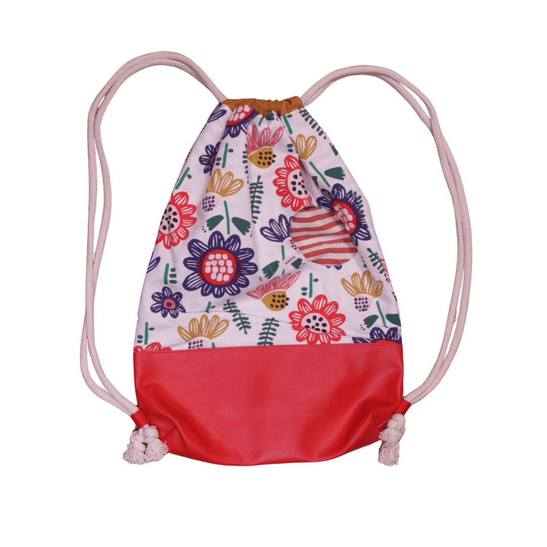 anna * pollack, Beutelbag, Oberteil Blumenmuster, Unterteil rotes Kunstleder, rot-weiß gestreifte Tasche, Innenfutter rot weiß kariert, Träger cremefarben, Ansicht geschlossen