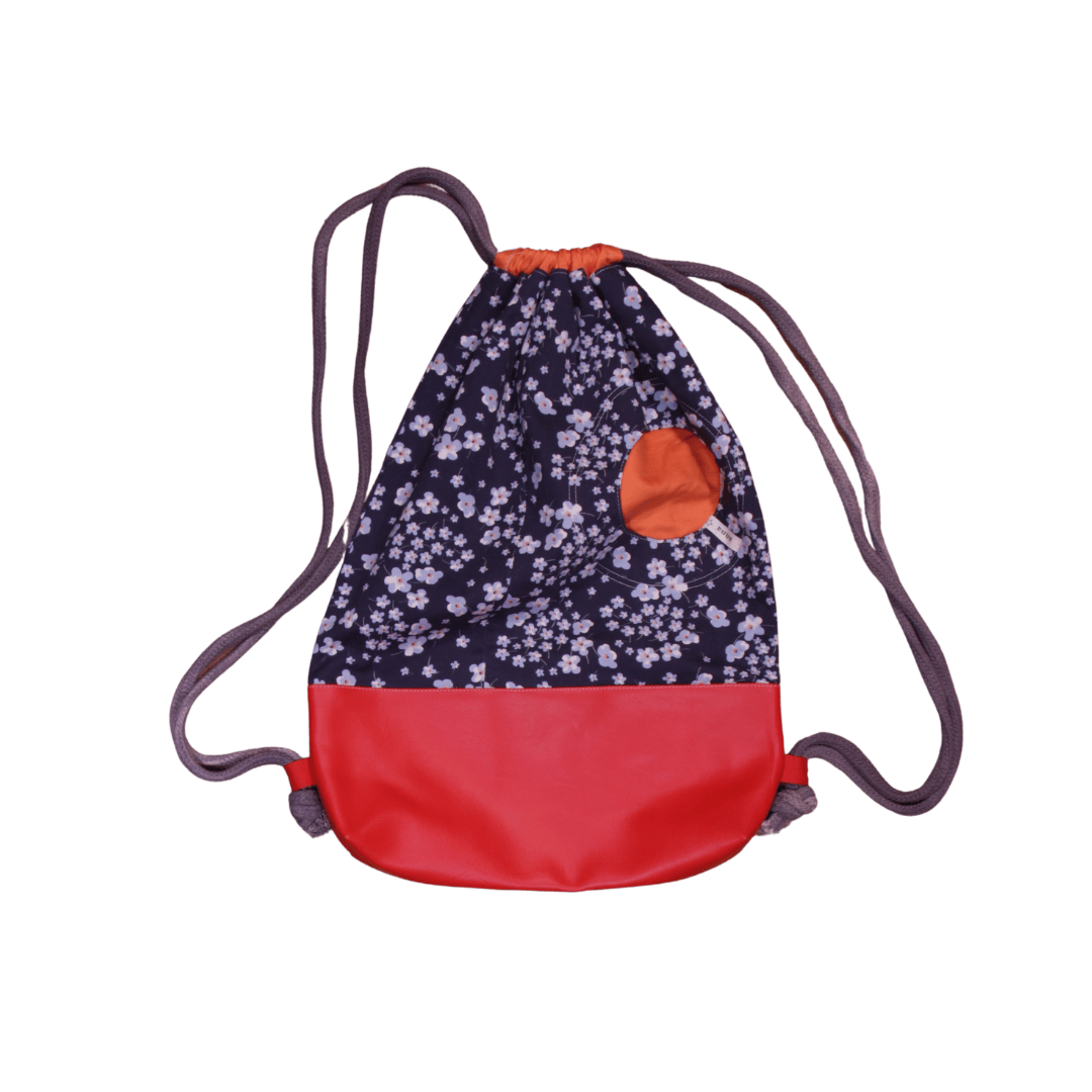 anna * pollack, Beutelbag, Oberteil Millefleurs, Unterteil rotes Kunstleder, orange Tasche, Innenfutter rot weiß kariert, Träger grau, Ansicht geschlossen