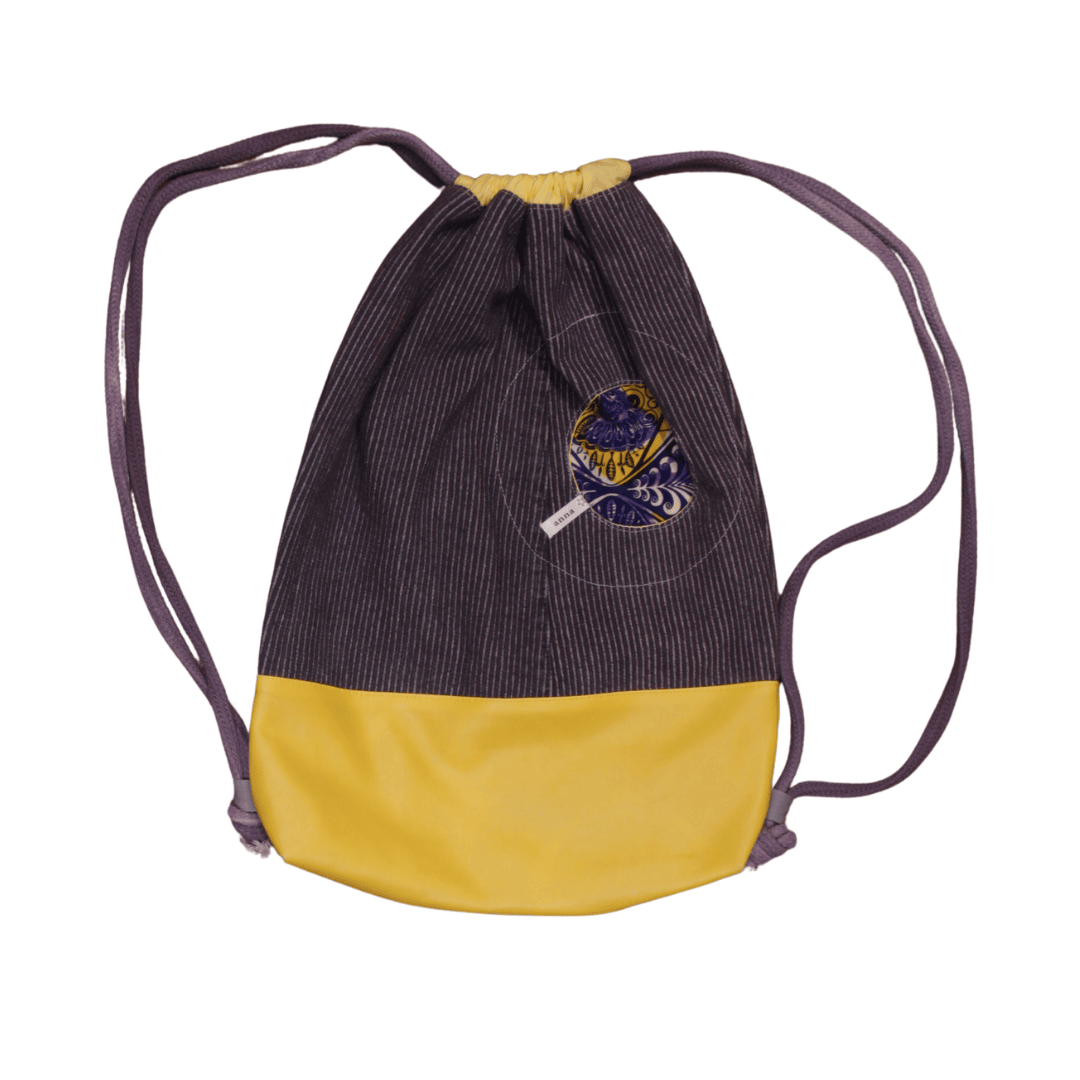 anna * pollack, Beutelbag, Oberteil grau Streif, Unterteil gelbes Kunstleder, runde Tasche Afrikaprint, Innenfutter gelb gemustert, Träger grau, Ansicht geschlossen